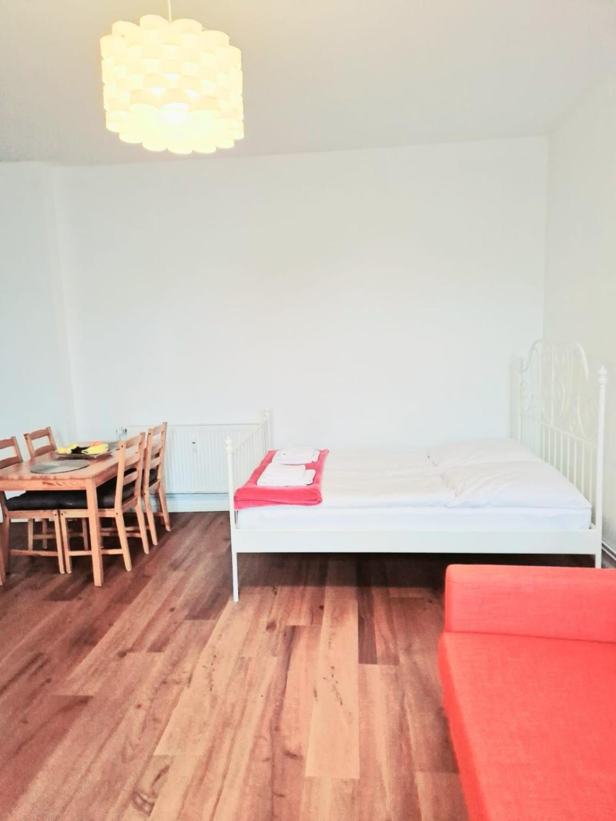 City Studio Apartment For 4, Near Sonnenallee Берлин Екстериор снимка